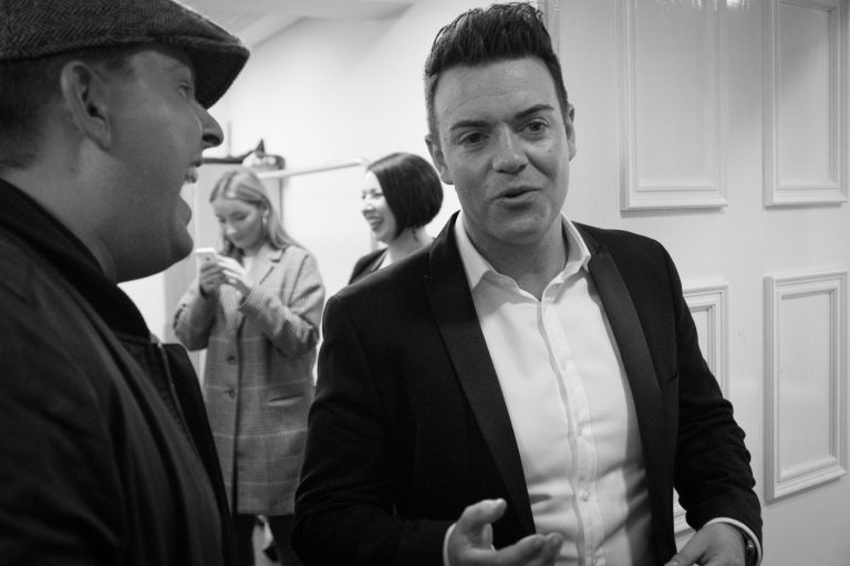 Des chatting backstage with "Gary Tank Commander", Greg McHugh.